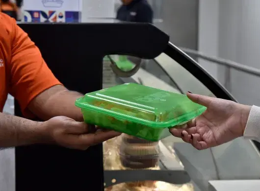 Comunidad Tec utiliza contenedores de plástico reutilizable para la comida