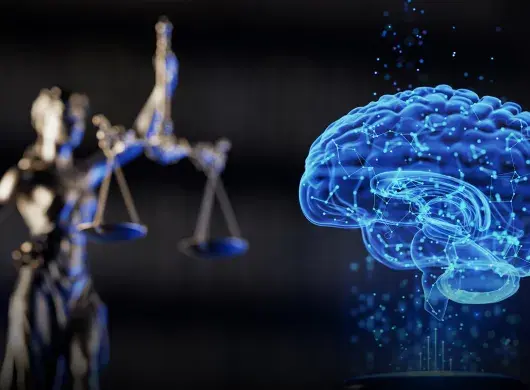 Imagen semitransparente de un cerebro azul sobre fondo negro con una estatua de una mujer sostendiendo una balanza en el fondo.