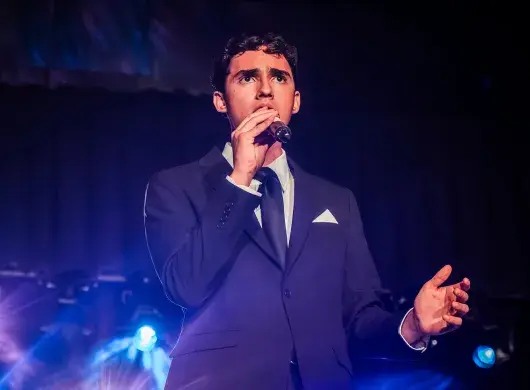 Estudiante viste de traje y destaca como cantante en evento del 50 aniversario del Tec de Monterrey campus Laguna