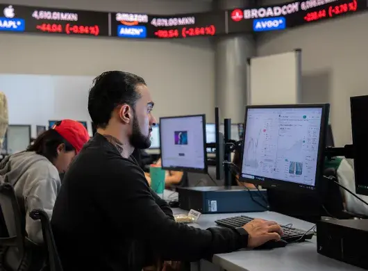 Estudiantes de negocios diseñan y operan estrategias de inversión y logística en los nuevos laboratorios del Tec de Monterrey campus Laguna