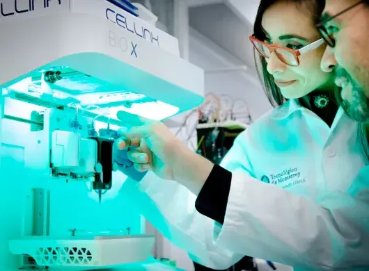 Trujillo y Alvarez con dispositivo de laboratorio