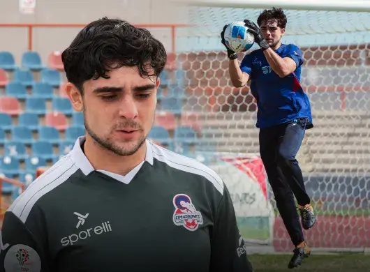 Montaje de tres fotos de Abraham Soqui portando su uniforme de fútbol. 