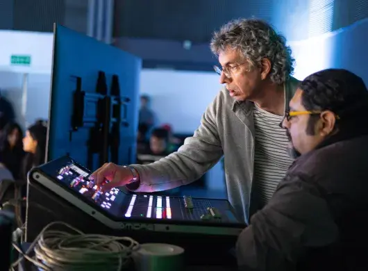 El productor Darío Peñaloza y ganador de dos Latin Grammys comparte tendencias de la industria musical antes estudiantes del Tec campus Querétaro. 