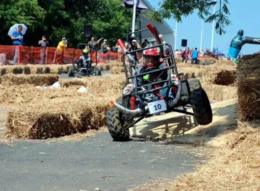 El Tec campus Cuernavaca realizó el Downhill Challenge 2025, donde equipos compitieron con gravity cars en una pista de obstáculos, premiando velocidad, diseño, creatividad y desempeño.