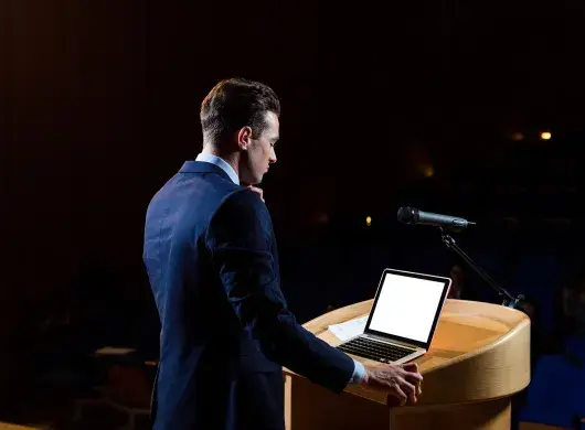 Aportan profesores con investigación a libro sobre erosión democrática