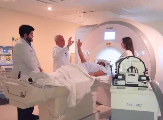 TecSalud presenta el Focused Ultrasound, una nueva tecnología para tratar la enfermedad de Parkinson.