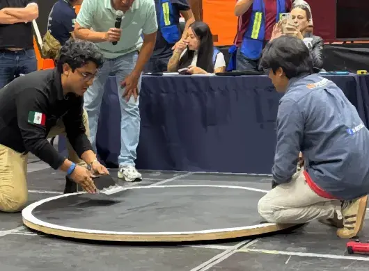 Jonathan en competencia de robótica Sumo