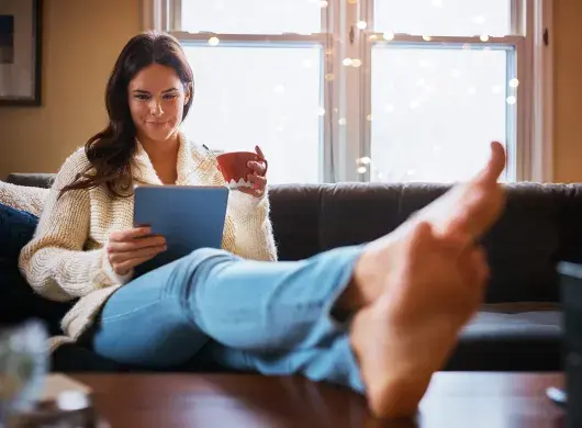 Mujer leyendo en una tableta digital.