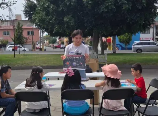 Danna Ximena Sánchez imparte un taller presencial de ciencia a niñas y niños.