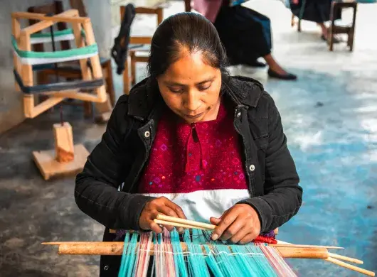 Mujer teje con método ancestral en Chiapas