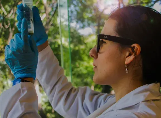 Victoria de León en el laboratorio de Tec CCM
