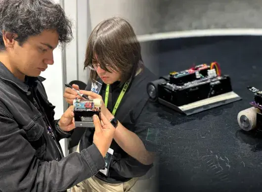 Integrantes de Creatronics MX compiten con su robot sumo en el Robotic People Fest en Bogotá, Colombia.