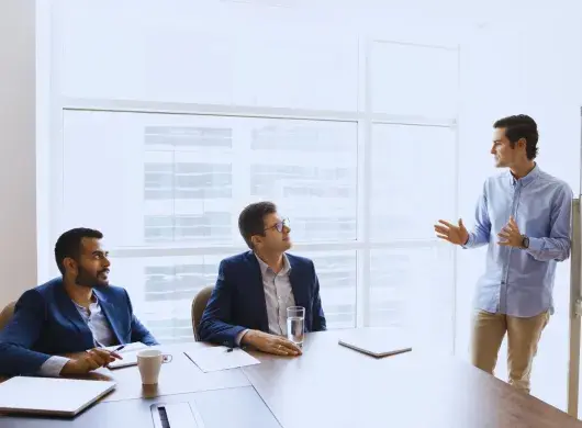 Emprendedor presentando su negocio a inversionistas en reunión para levantar capital