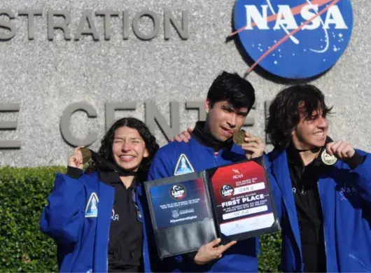 Pablo junto con su equipo de en el primer lugar del International Air and Space Program