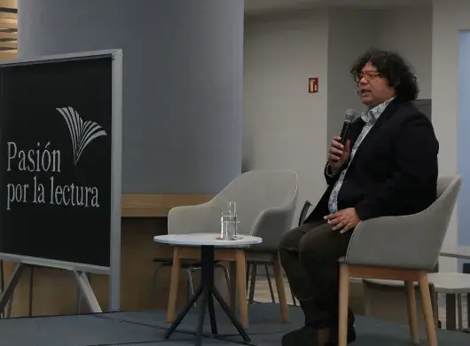 Escritor reflexiona sobre memoria, identidad y escritura en Tec Toluca