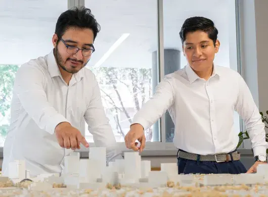 Estudiantes del Tec señalando una maqueta