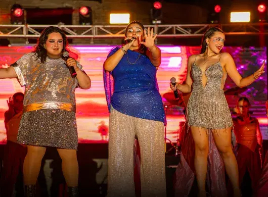 Tres cantantes sobre el escenario. 