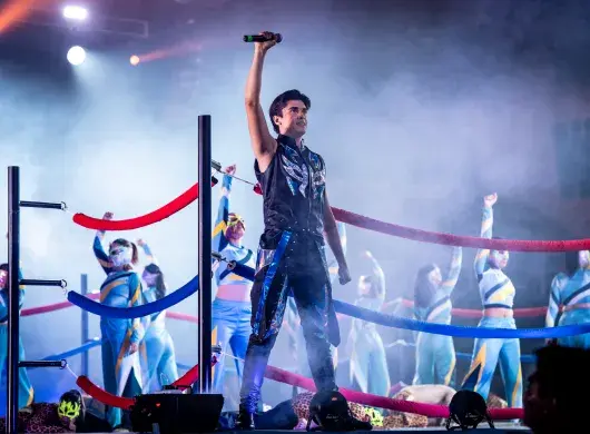 Estudiante del Tec Puebla canta en el escenario durante el concierto "Los Sonidos del Ring"