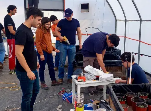Estudiantes de Ingeniería Mecatrónica del Tec campus Chihuahua construyen un invernadero automatizado en una comunidad de la capital chiuahuense.