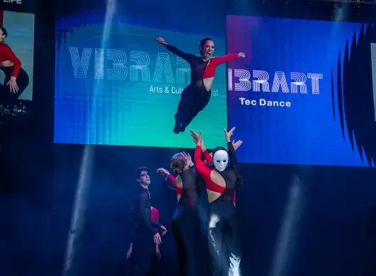 Performance de alumnos del Tec en la final Tec Dance de VIBRART 2026