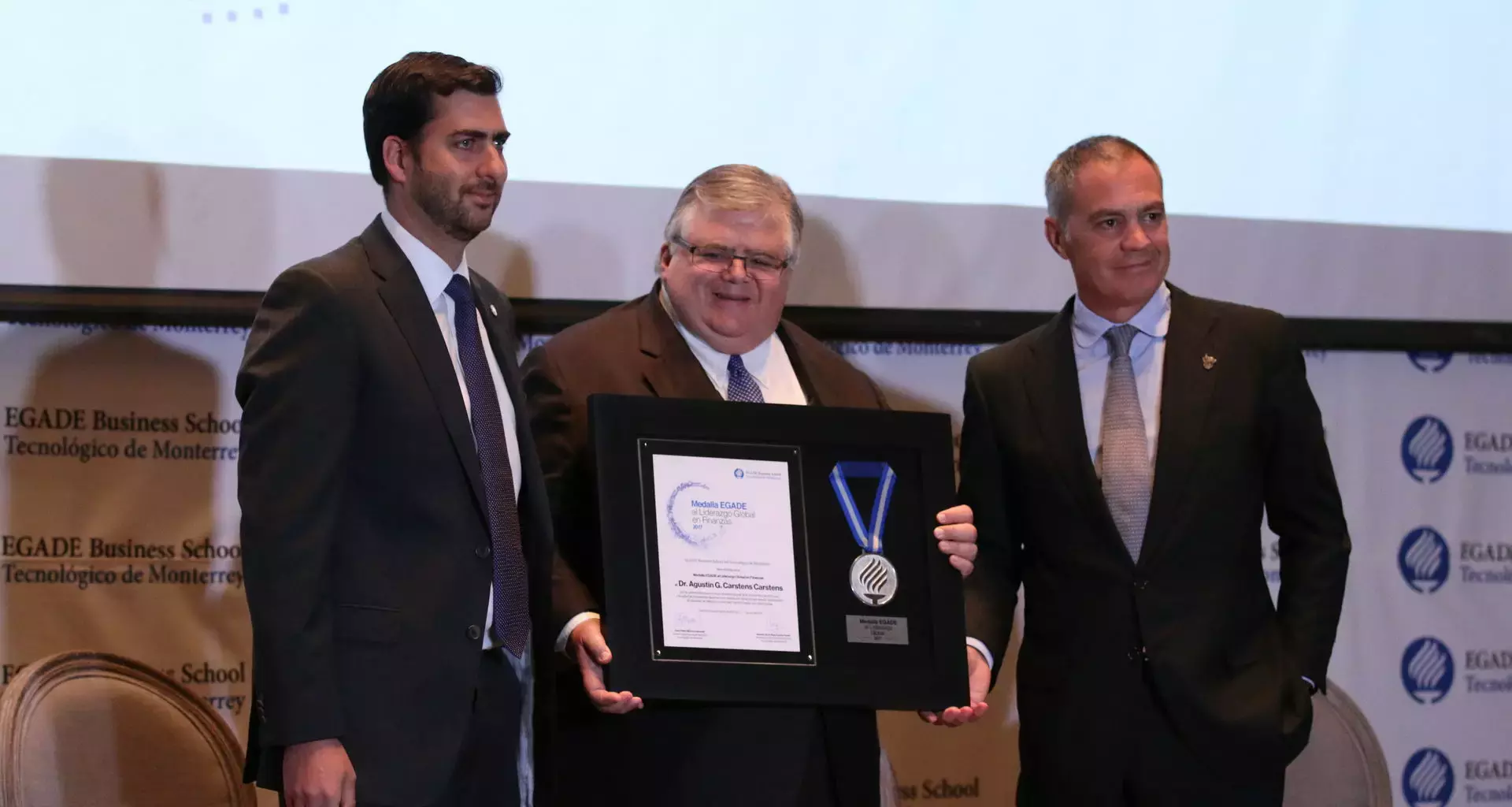 Agustín Carstens recibe medalla.