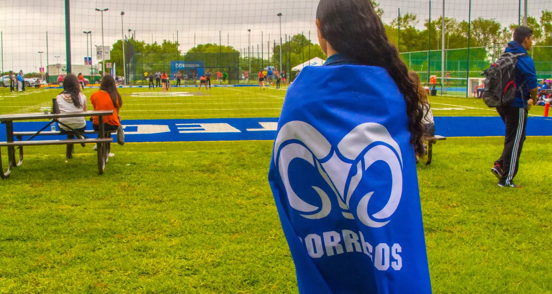 Joven con bandera de Borregos