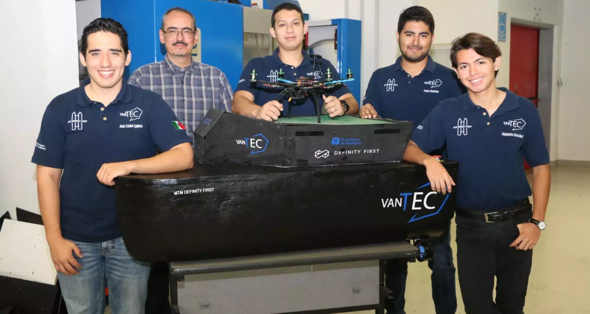 Alumnos con el barco robot