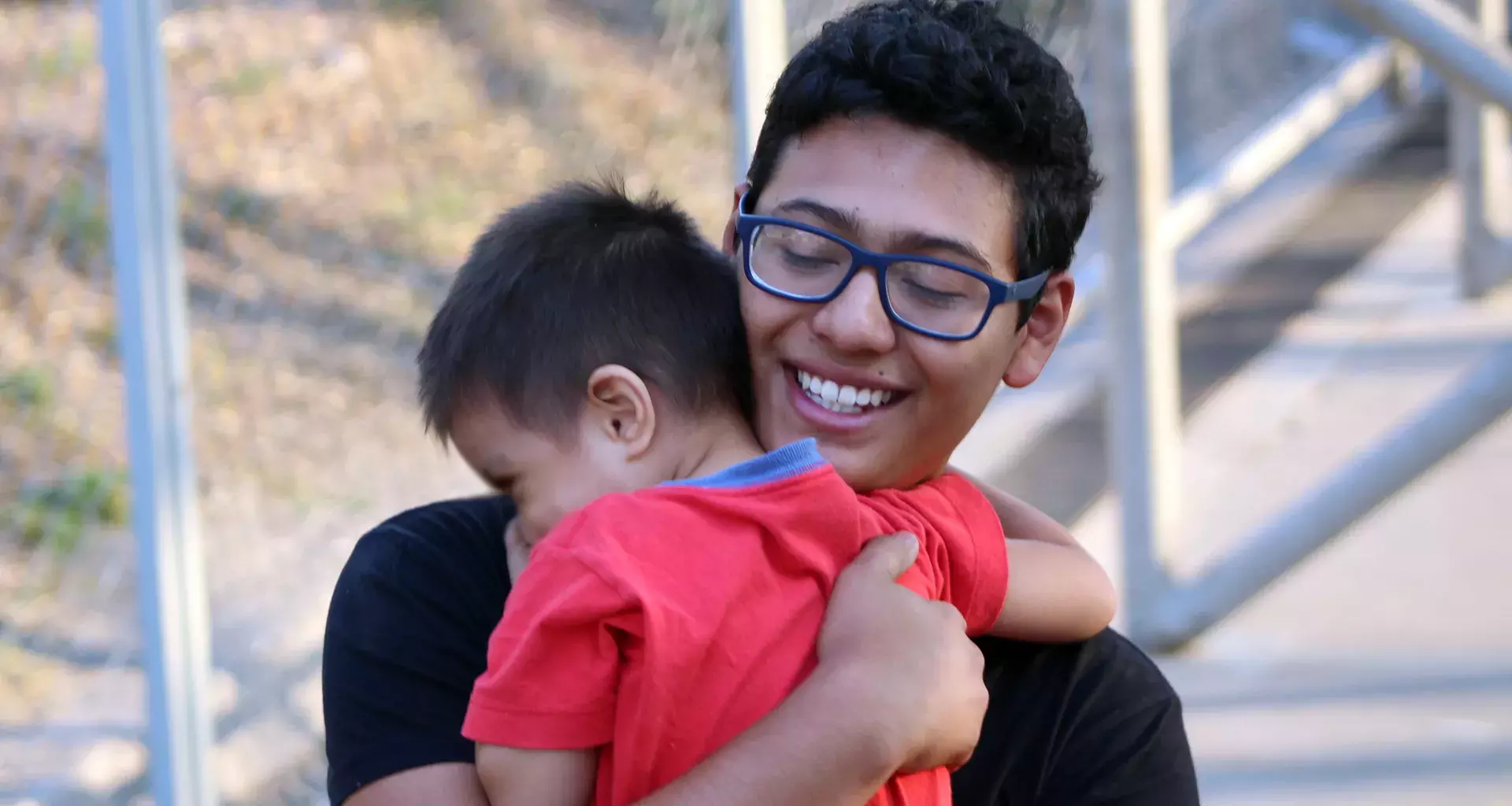 Alumno PrepaTec abraza a niño pequeño del DIF