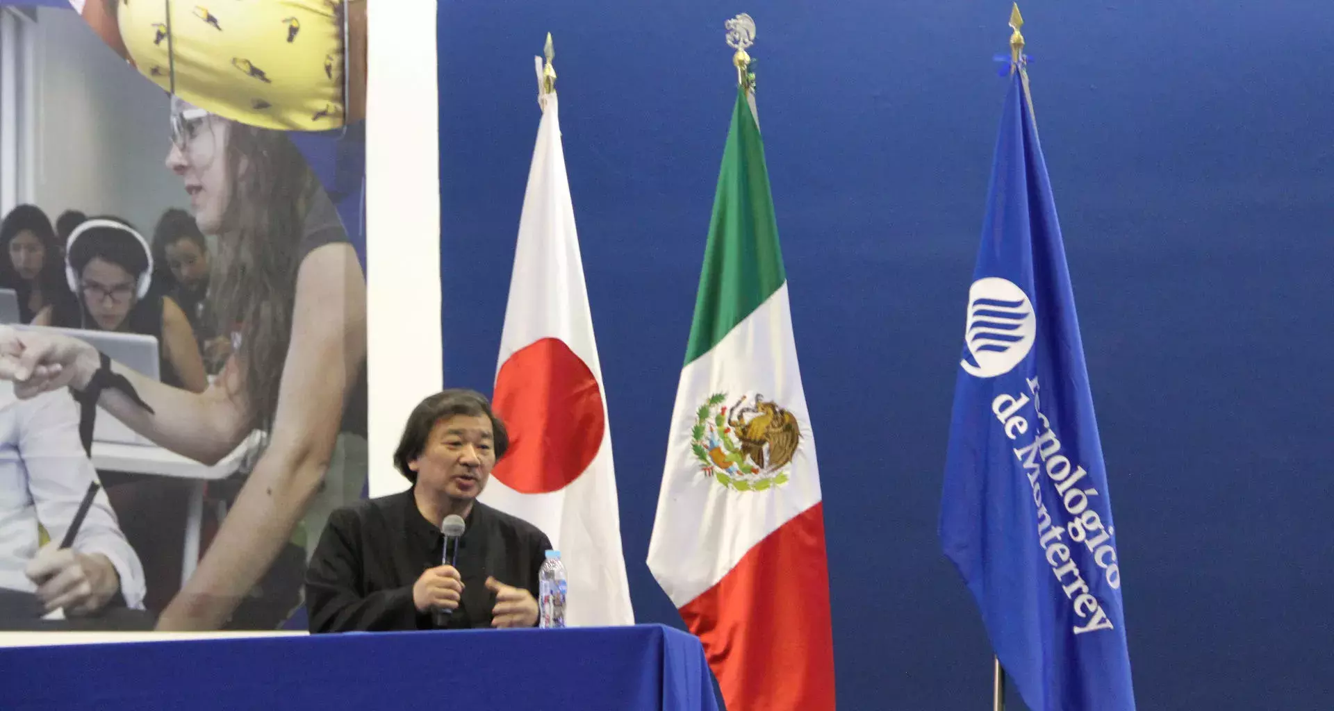 El maestro Shigeru en su conferencia magistral en Campus Querétaro