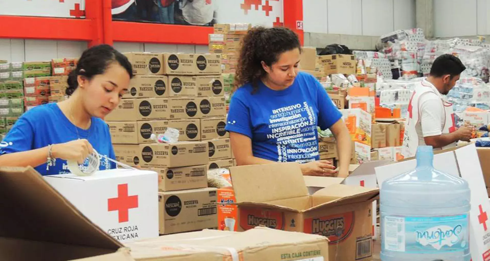 Alumnos del Tec apoyan a la Cruz Roja en la entrega de víveres a damnificados del sismo