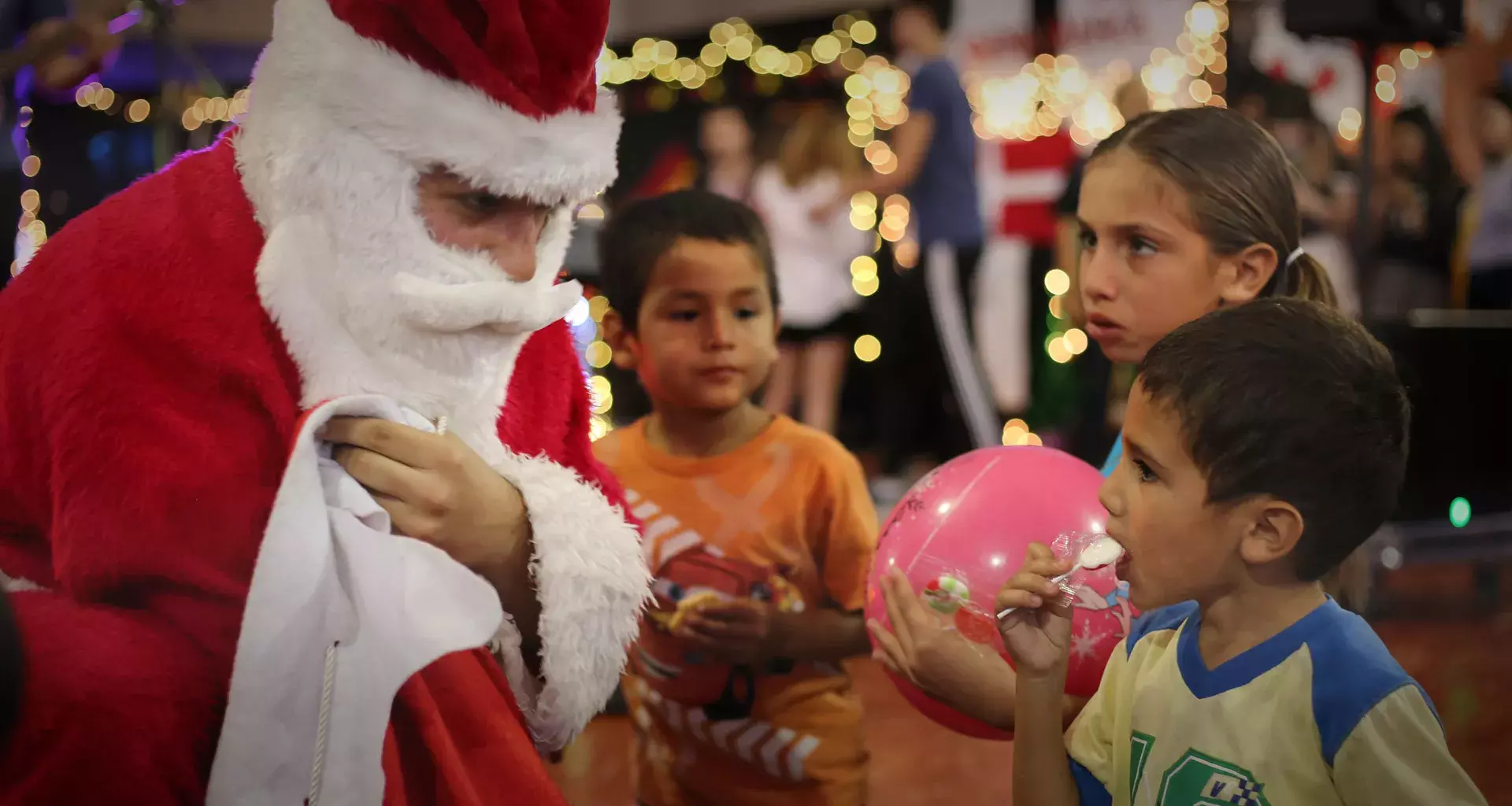 Santa entrega regalos