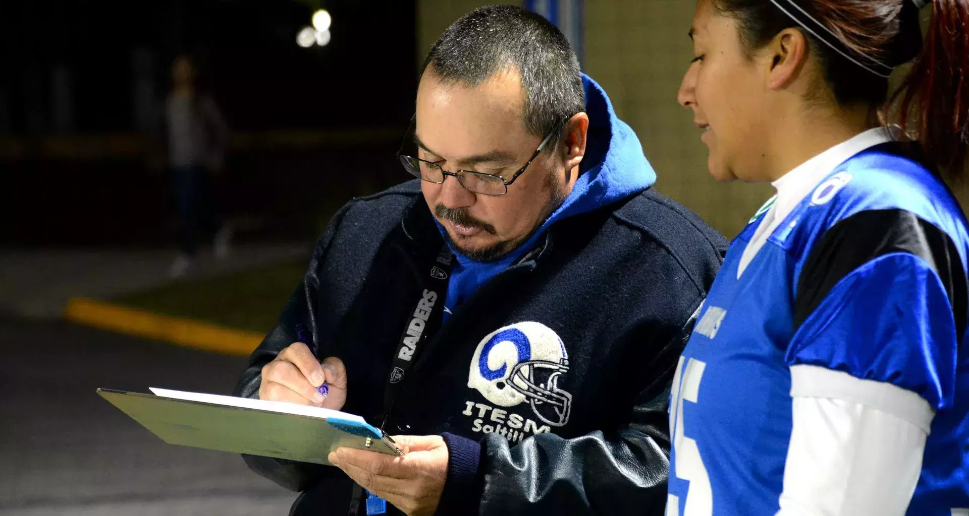 El coach Pedro Solís junta a una alumna