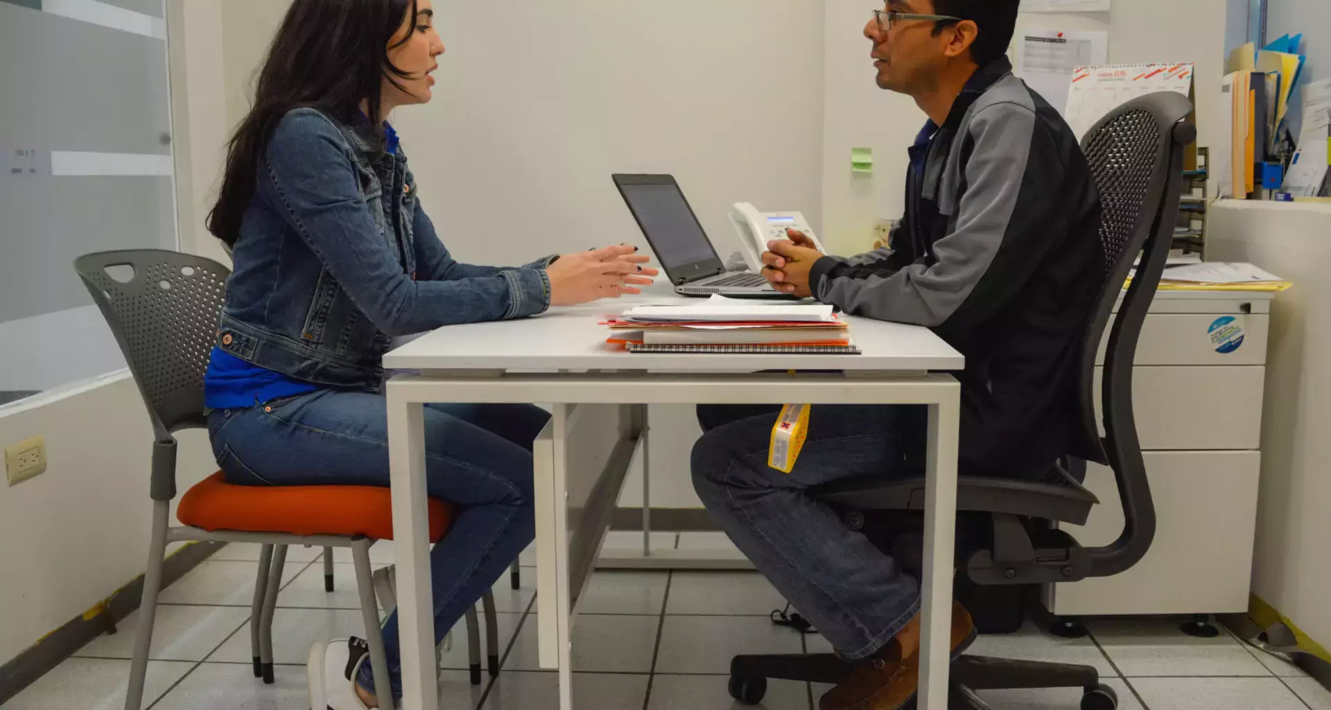 Cosme atendiendo a una alumna