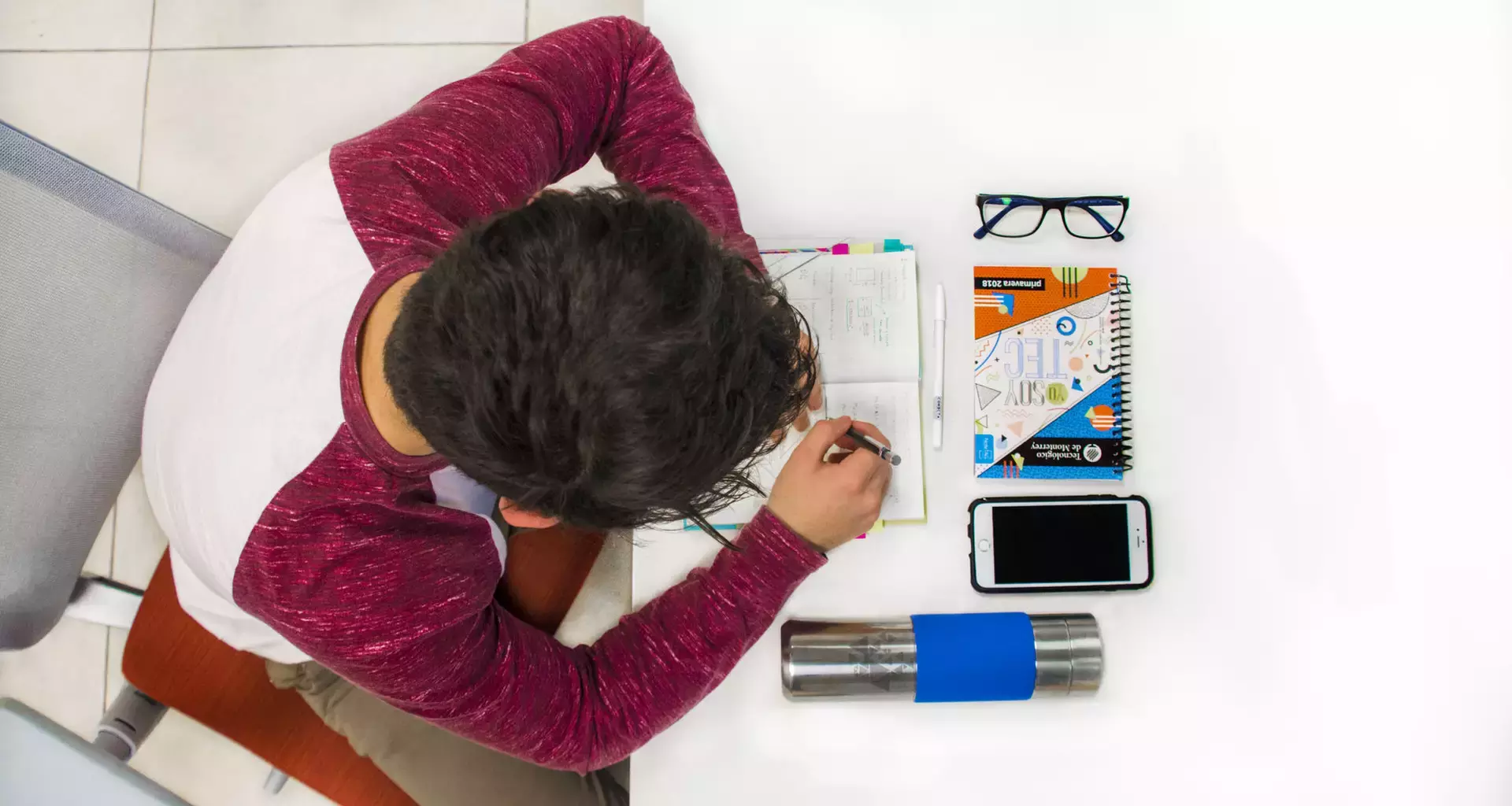 Joven estudiando para sus parciales. 