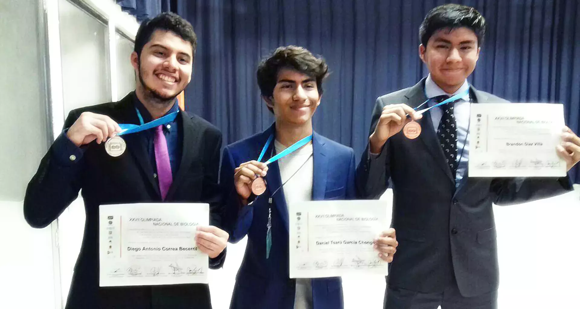 De izquierda a derecha: Diego, Daniel y Brandon con las medallas que obtuvieron