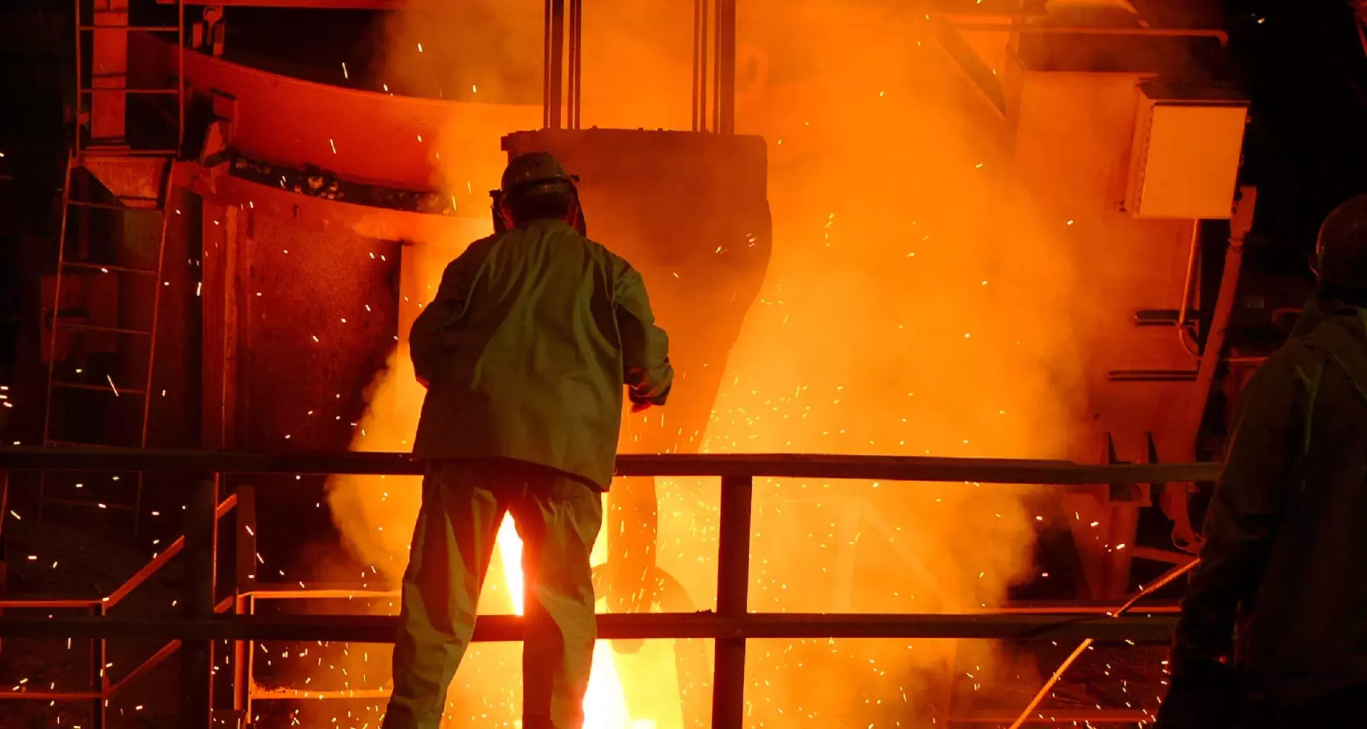 Hombre trabajando en una fundición