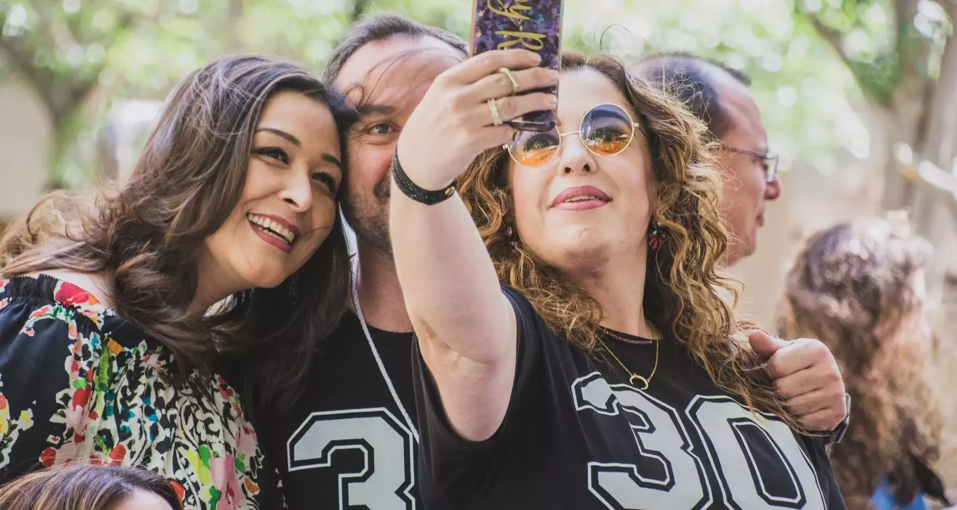 Ex alumnos tomando una selfie