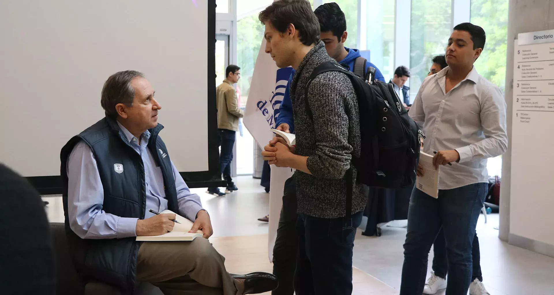 Salvador Alva, presidente del Tec de Monterrey, dialogó con alumnos sobre el libro "Un México posible"