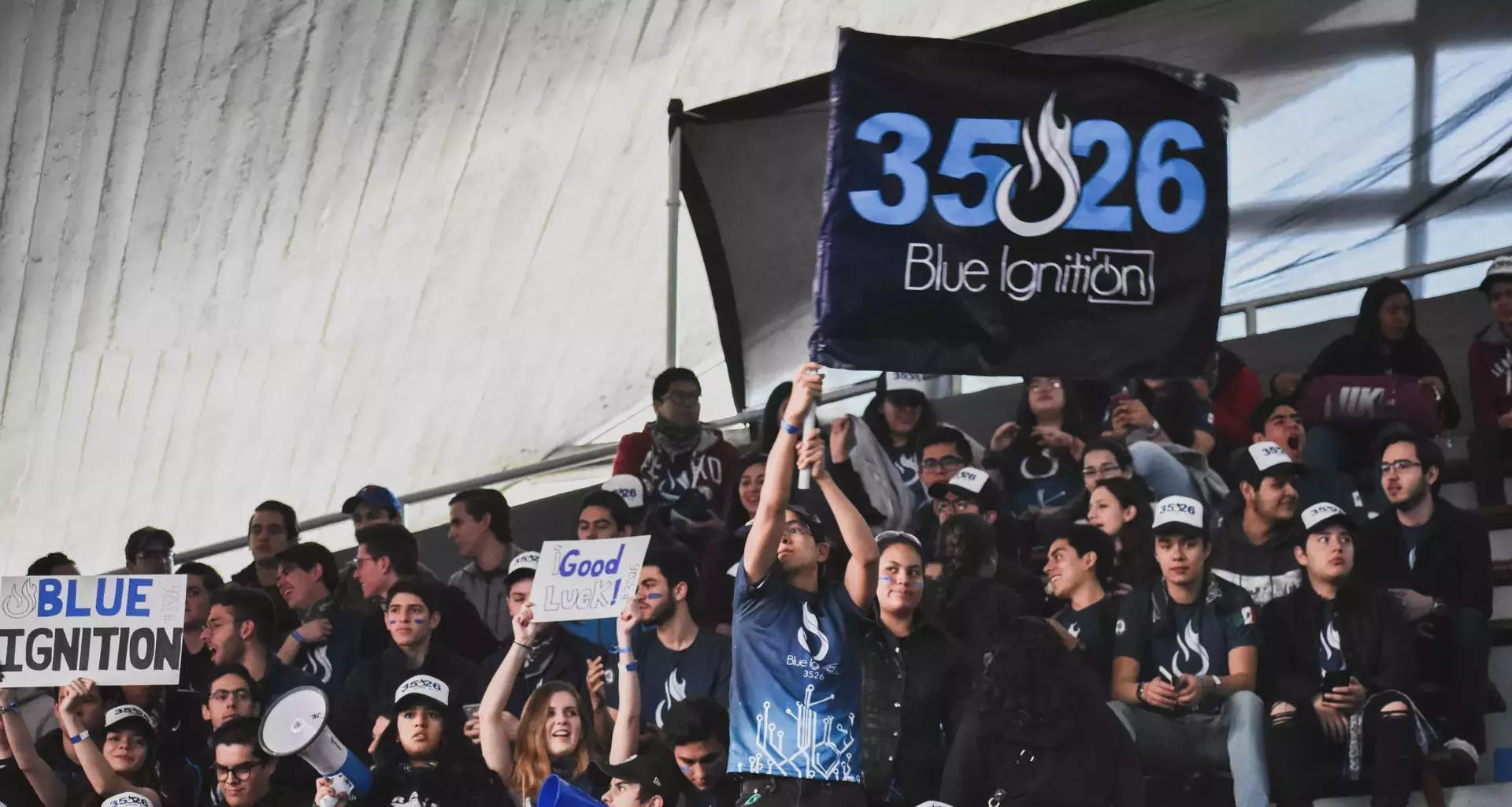 Afición con bandera y pancartas de apoyo