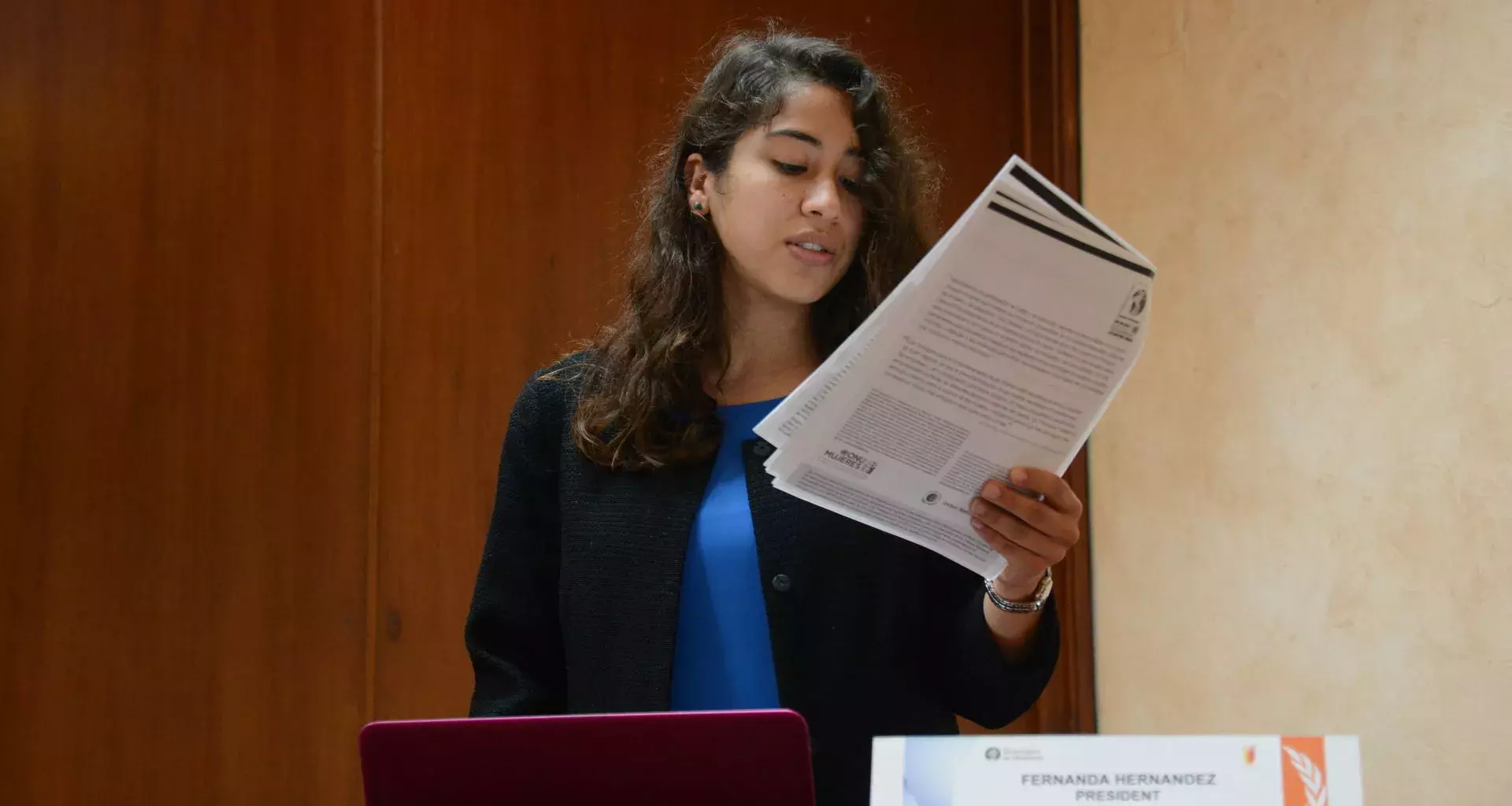 Mujer leyendo un documento.