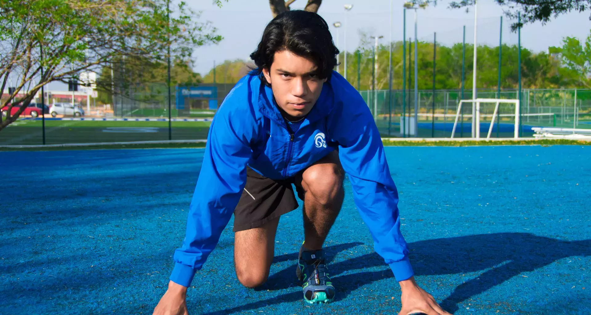 Joven preparandose para correr