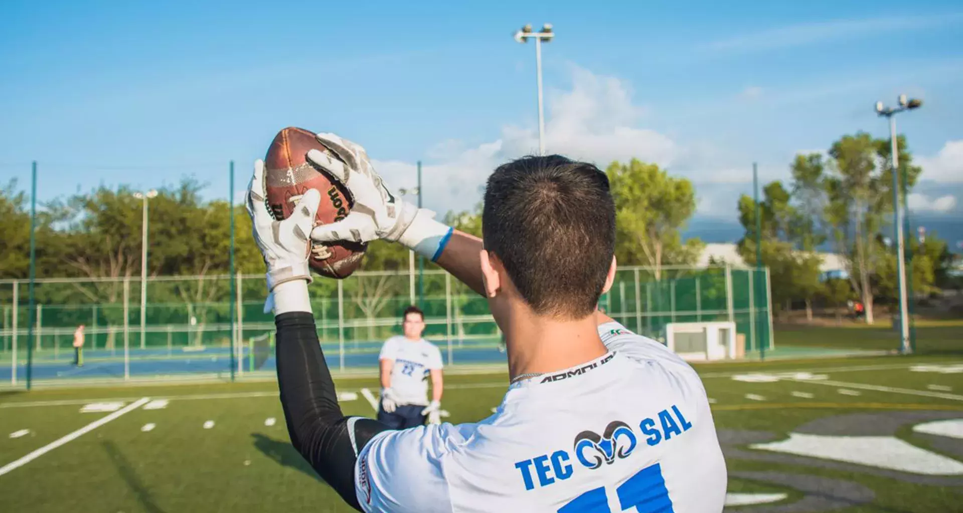 Jugador de tochito del Campus Saltillo entrenando