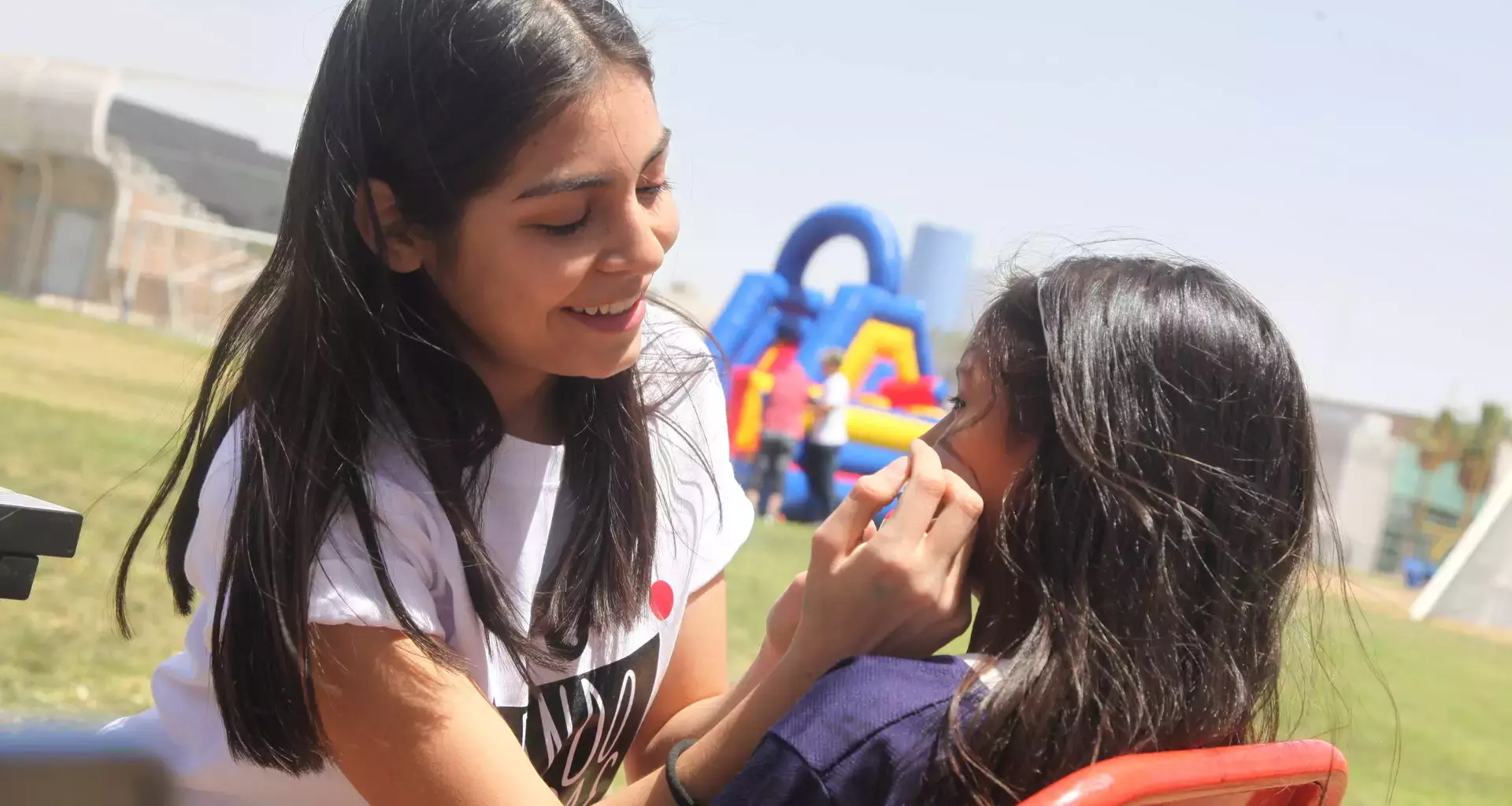 Alumnos del Tec “crean sonrisas” en niños de casas hogar