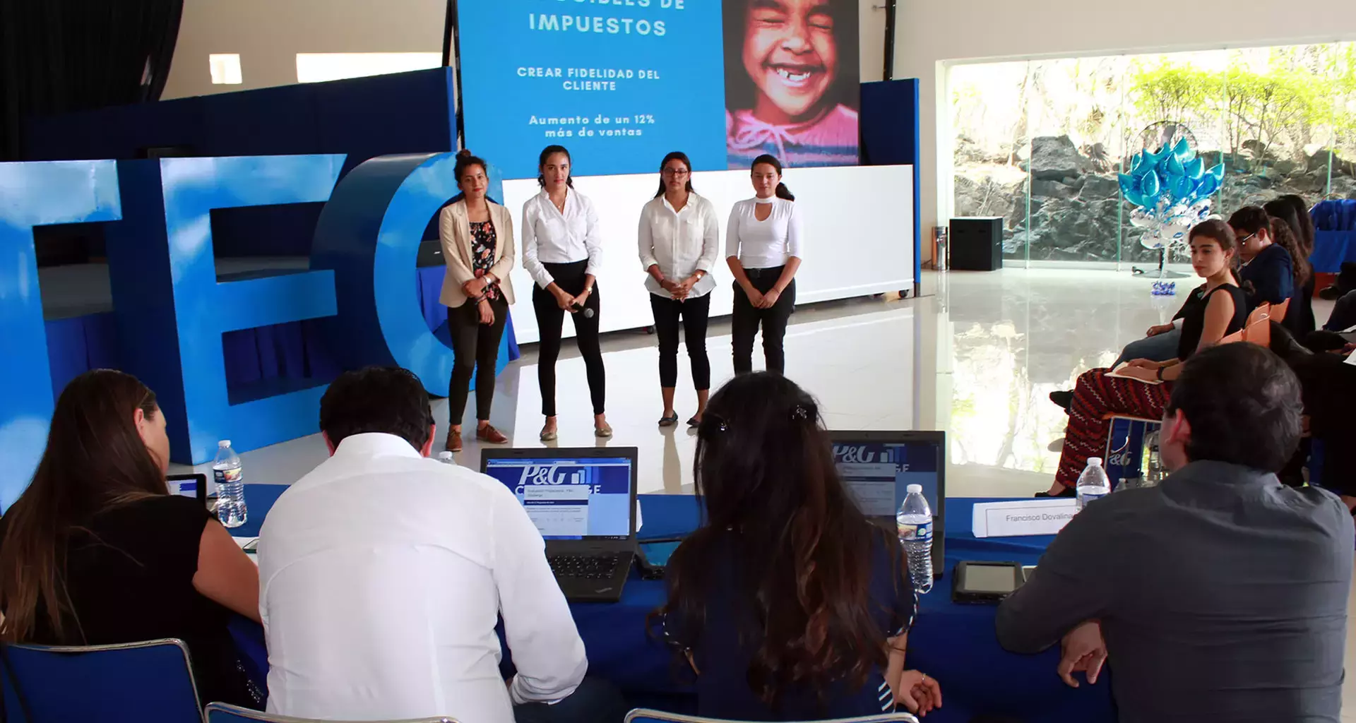 Alumnos presentan propuestas ante personal de mercadotecnia y ventas de P&G.