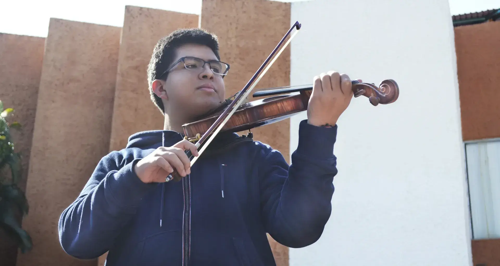 Mario Alberto Cuesta González un chico que cursa el 2do. Semestre de la PrepaTec, se ha destacado en el ambiente musical a lo largo de estos últimos años. 