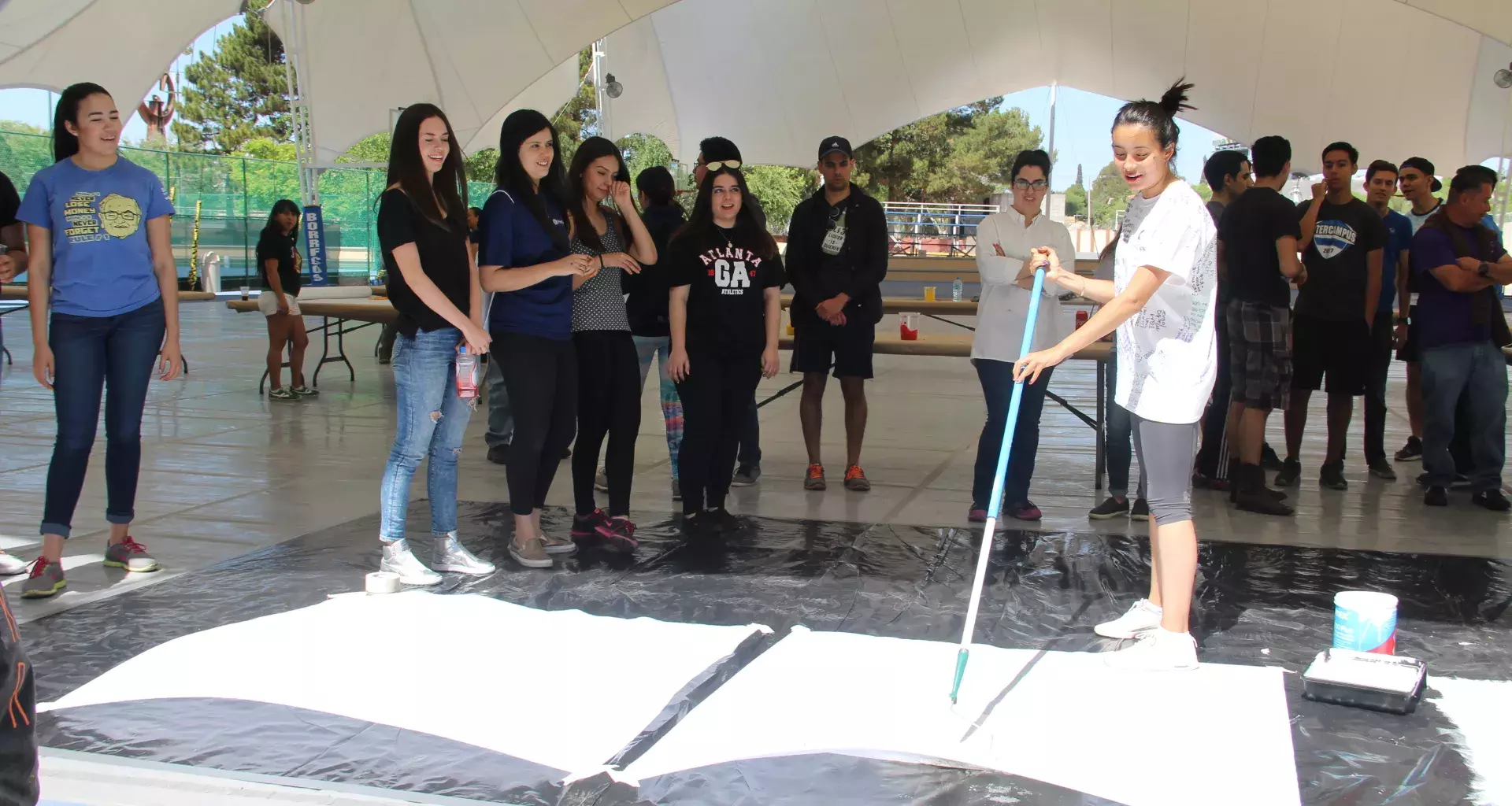 Alumnos participaron pintando el mural 