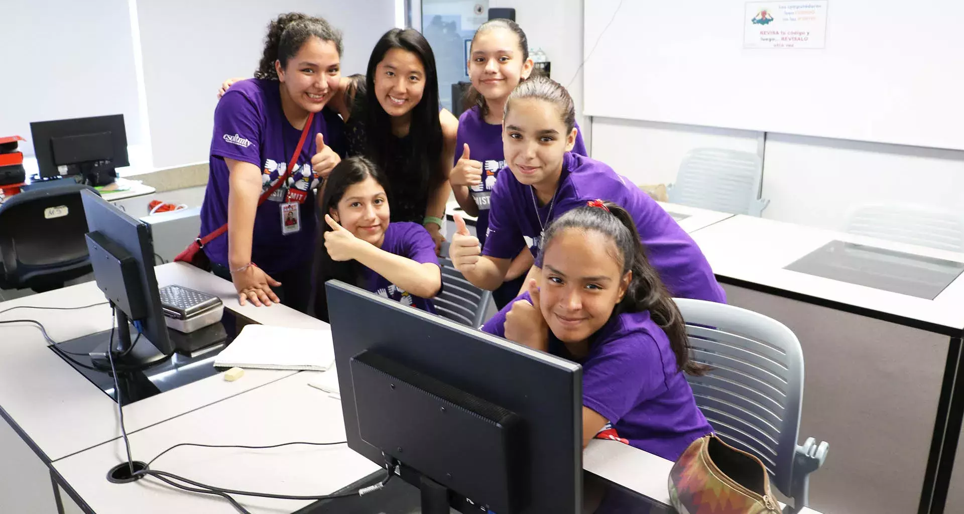 Niñas de secundaria aprender de informática