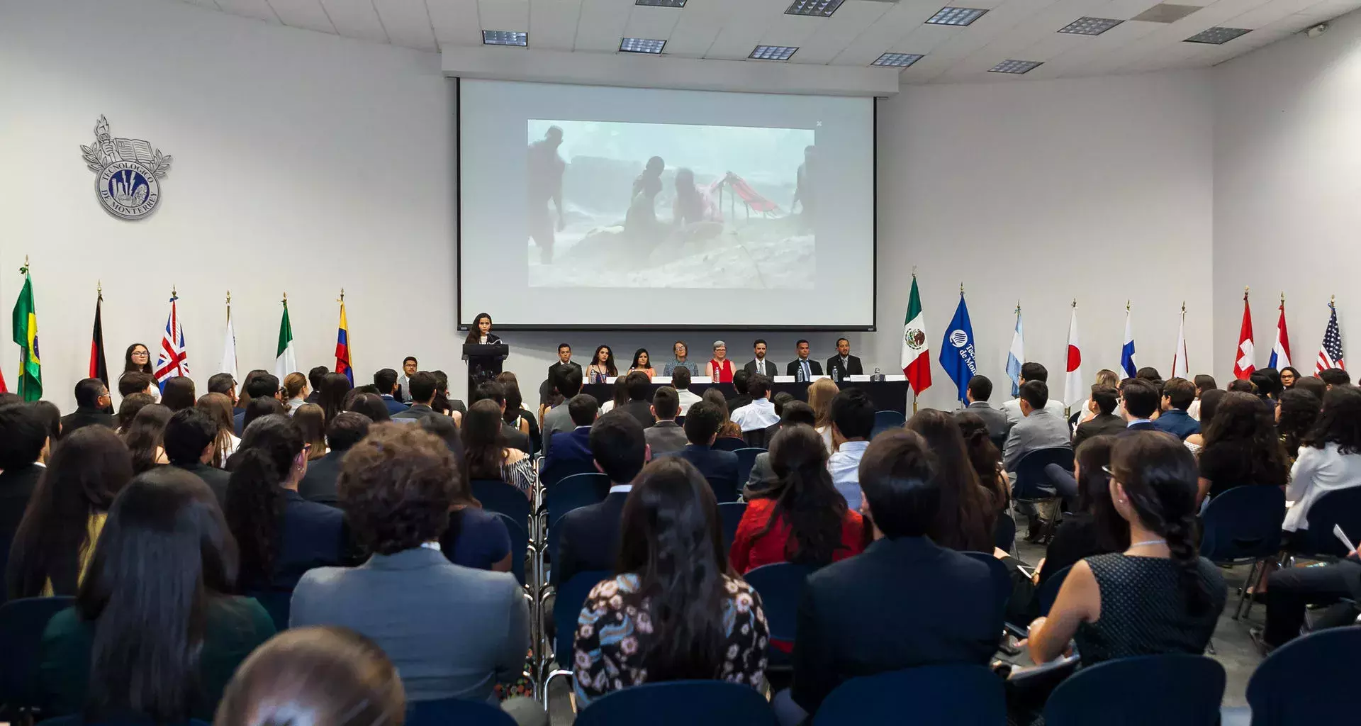 Alumnos de PrepaTec Presentando el MUN