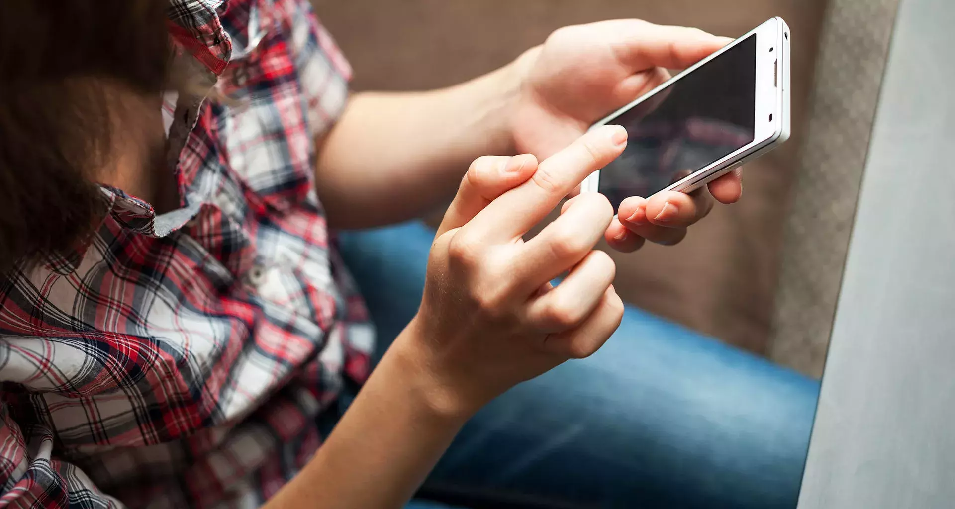 mujer con un celular en la mano