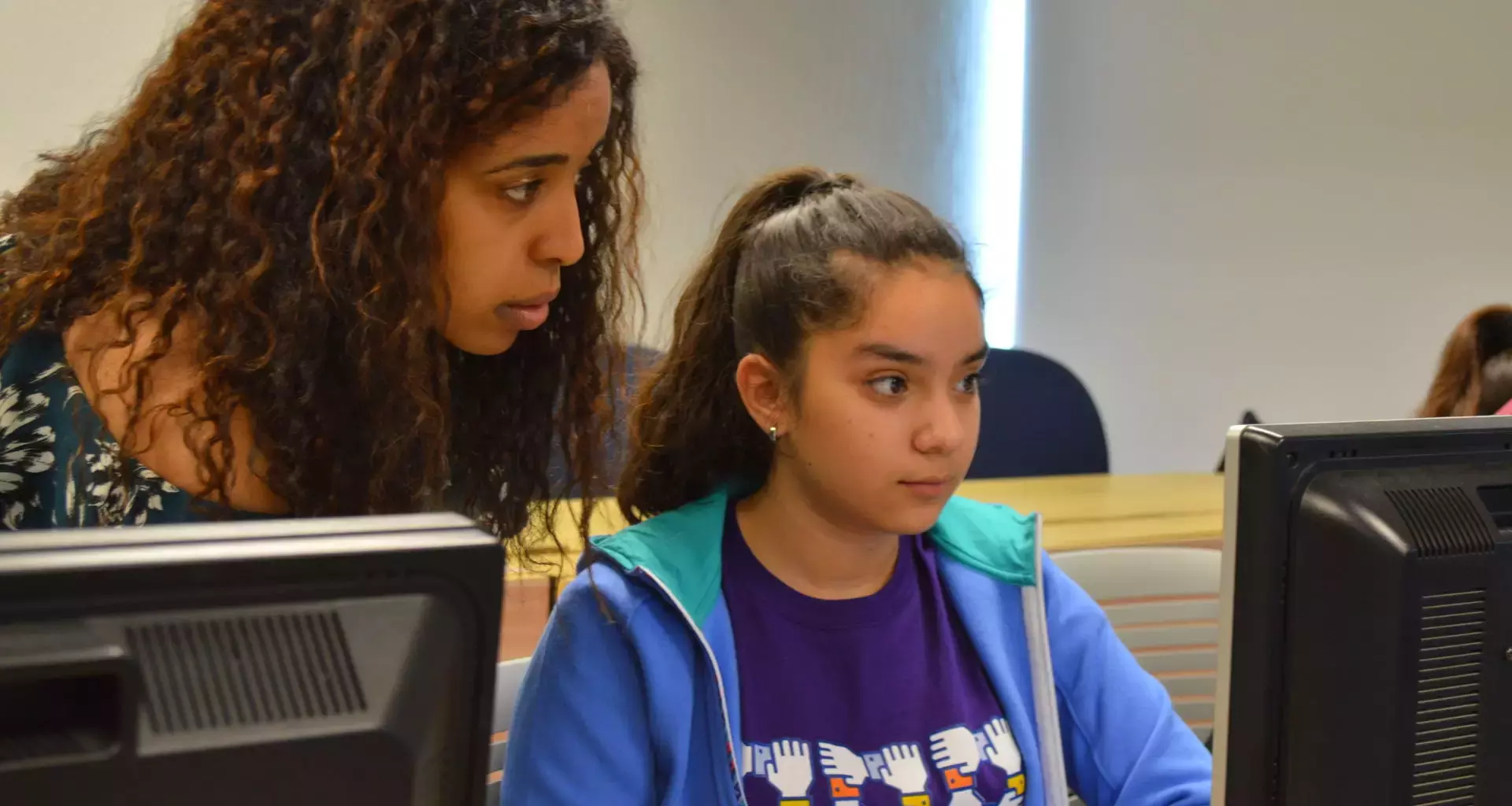 Alumna del MIT con niña mexicana